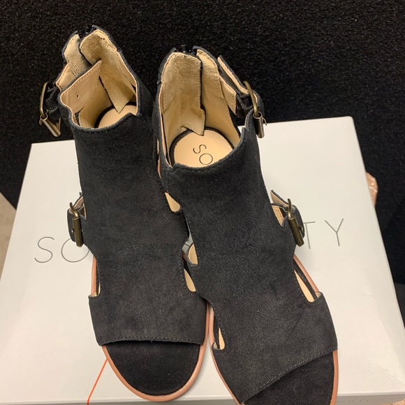 Tonni Buckle Shield Sandal
SOLE SOCIETY - Picture 13 of 16